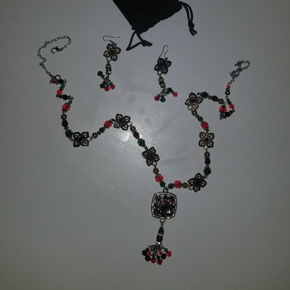 Very chic and elegant necklace and earrings set.